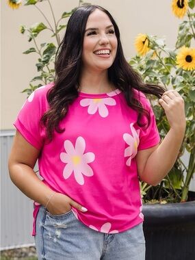 Darling Daisy Print Tee (NWOT) 🍒 Magenta Floral, Size Small